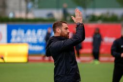 Davíð Smári Lamude þakkar stuðningsmönnum Vestra fyrir eftir leikinn í kvöld.