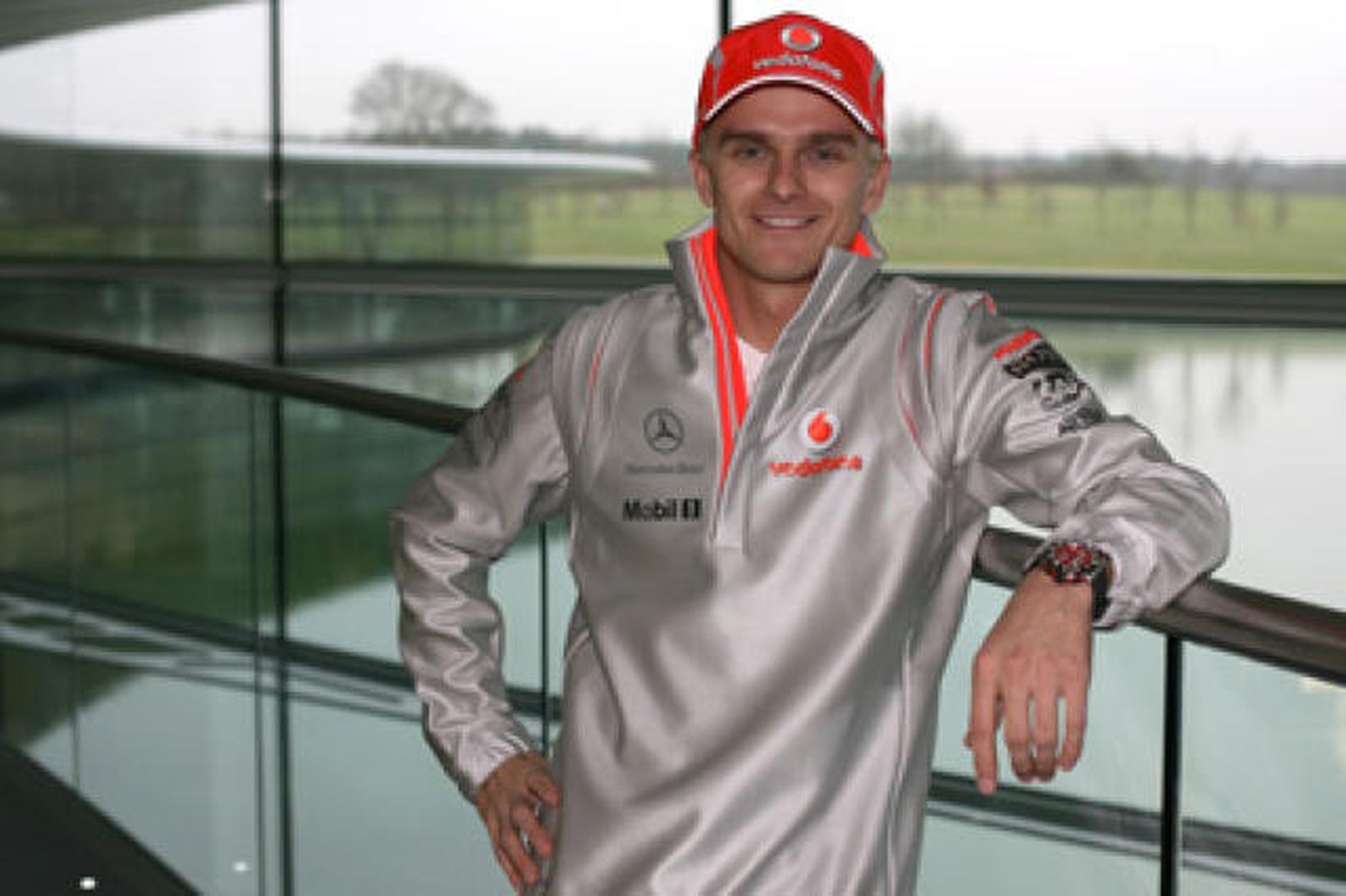 Kovalainen í einkennisklæðum McLaren í bílsmiðju liðsins í dag.