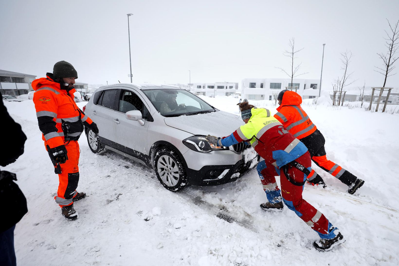 Björgunarsveitir aðstoða við að losa bíla í ófærðinni.