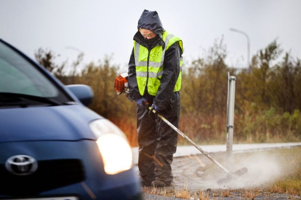 Grasið slegið á hringtorgi í haustblíðunni við Hádegismóa.