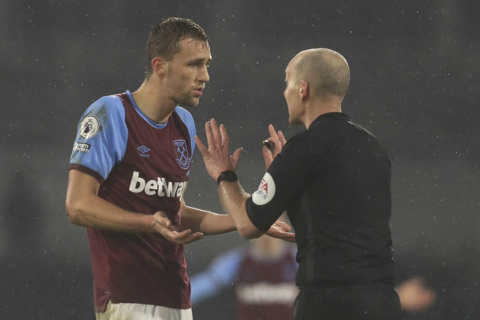 Tomas Soucek ræðir við Mike Dean eftir að sá síðarnefndi …