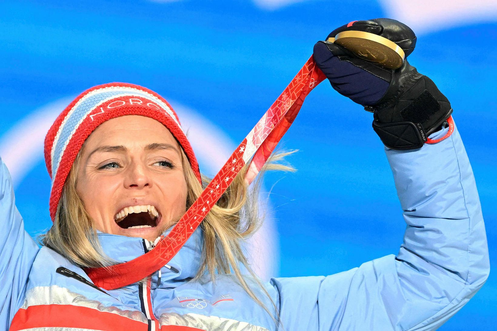 Therese Johaug með gullverðlaunin í dag.