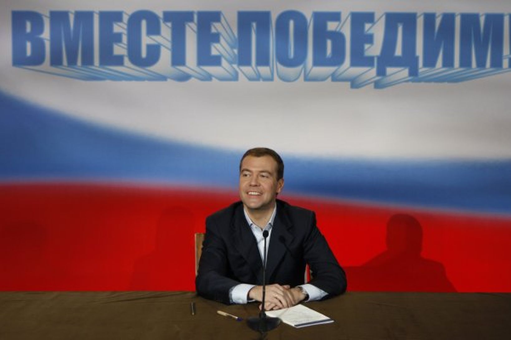 Dmitry Medvedev. Á bak við hann stendur „Sameinuð sigrum við“ …