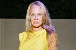 Pamela Anderson hlaut mikið lof fyrir að mæta á viðburði tískuvikunnar í París ómáluð.