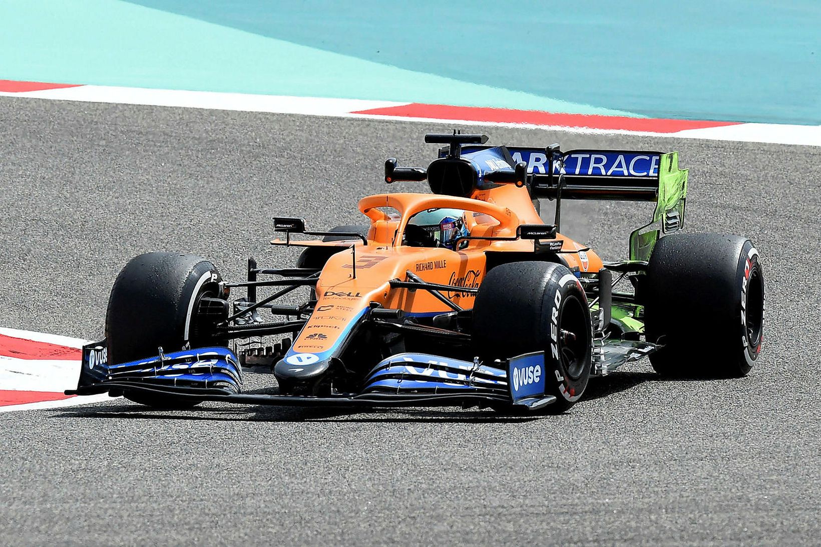 Daniel Ricciardo á McLarenbílnum á æfingu dagsins í Barein.