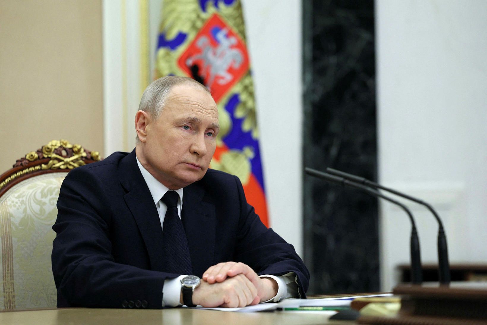 Vladimír Pútín á fundi í Kreml í dag.