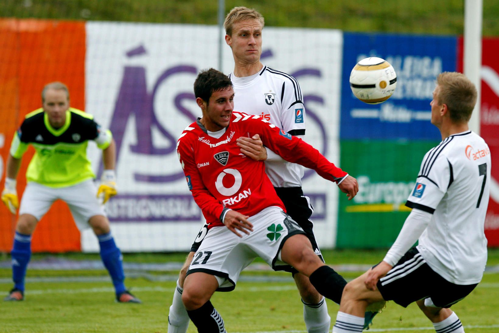 George Baldock, rauðklæddur, í baráttu við FH-ingana Frey Bjarnason og …