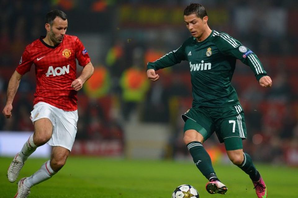 Ryan Giggs í baráttunni við Ronaldo í 1000. leiknum fyrir Manchester United.