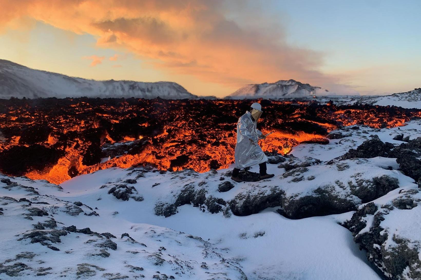 Vísindamaður að störfum við glóandi hraunið.