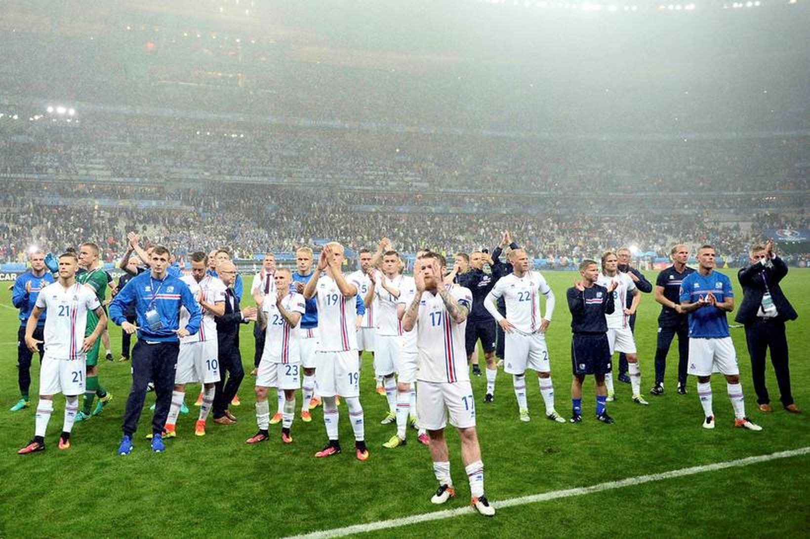 Íslenska liðið þakkar áhorfendum stuðninginn á Stade de France. Engin …