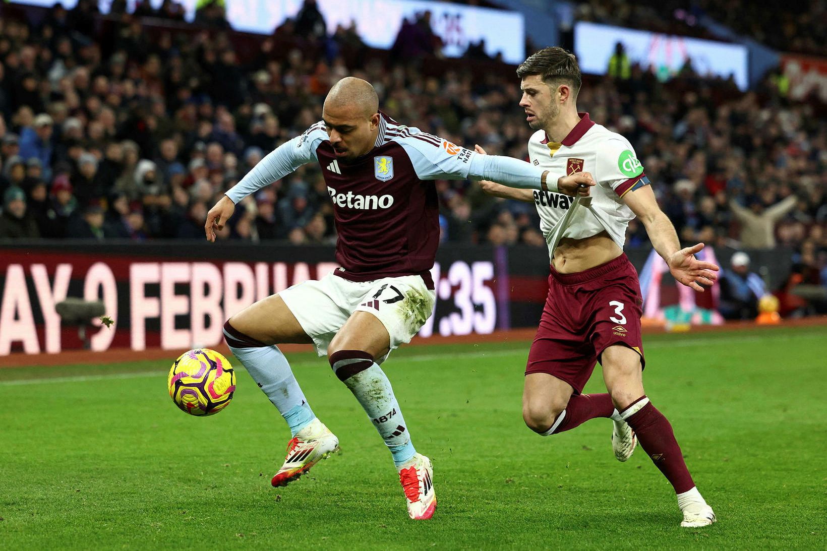 Donyell Malen í baráttu við Aaron Cresswell í leiknum í …