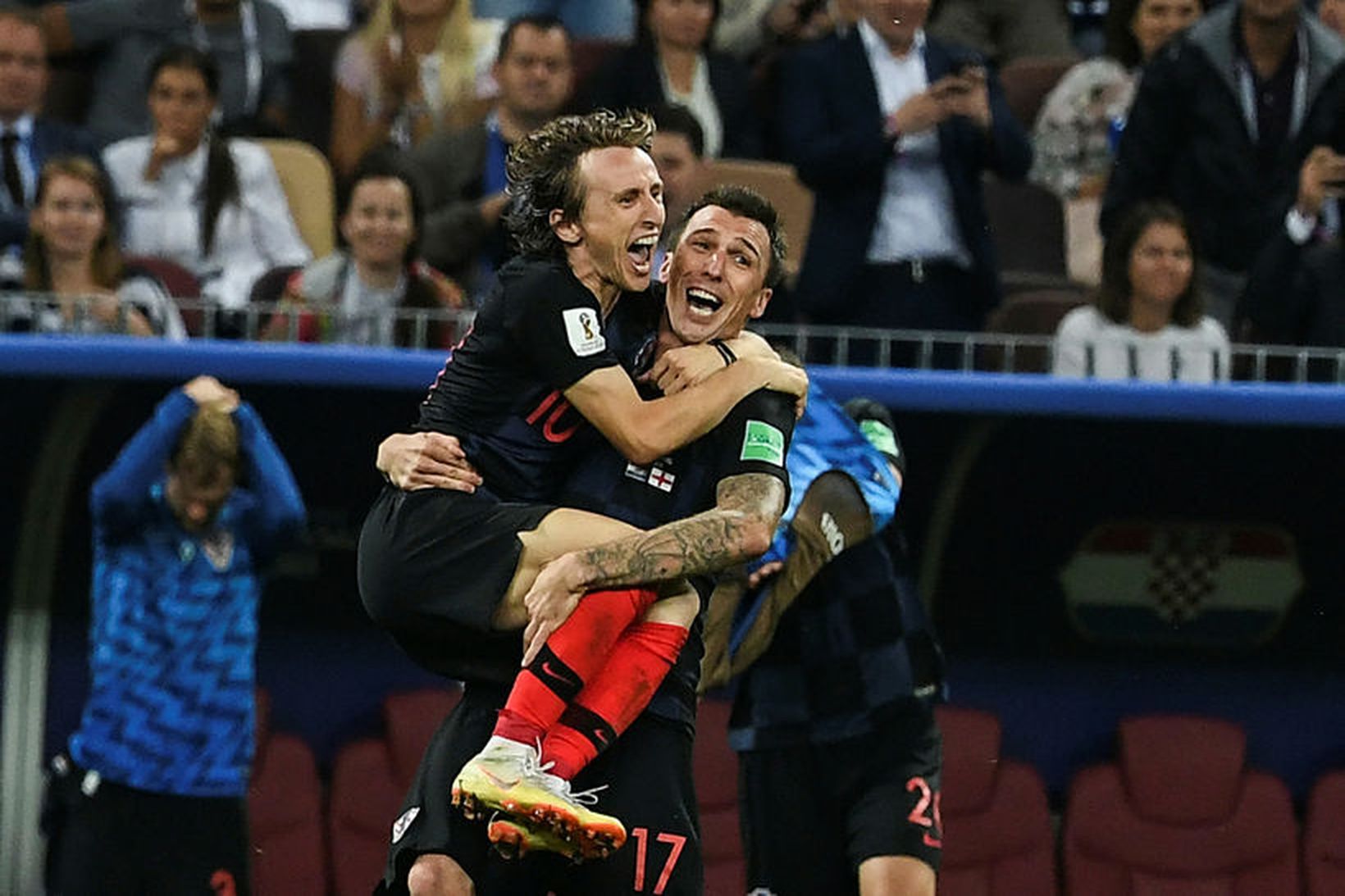 Luka Modric og Mario Mandzukic fagna eftir sigur Króata gegn …