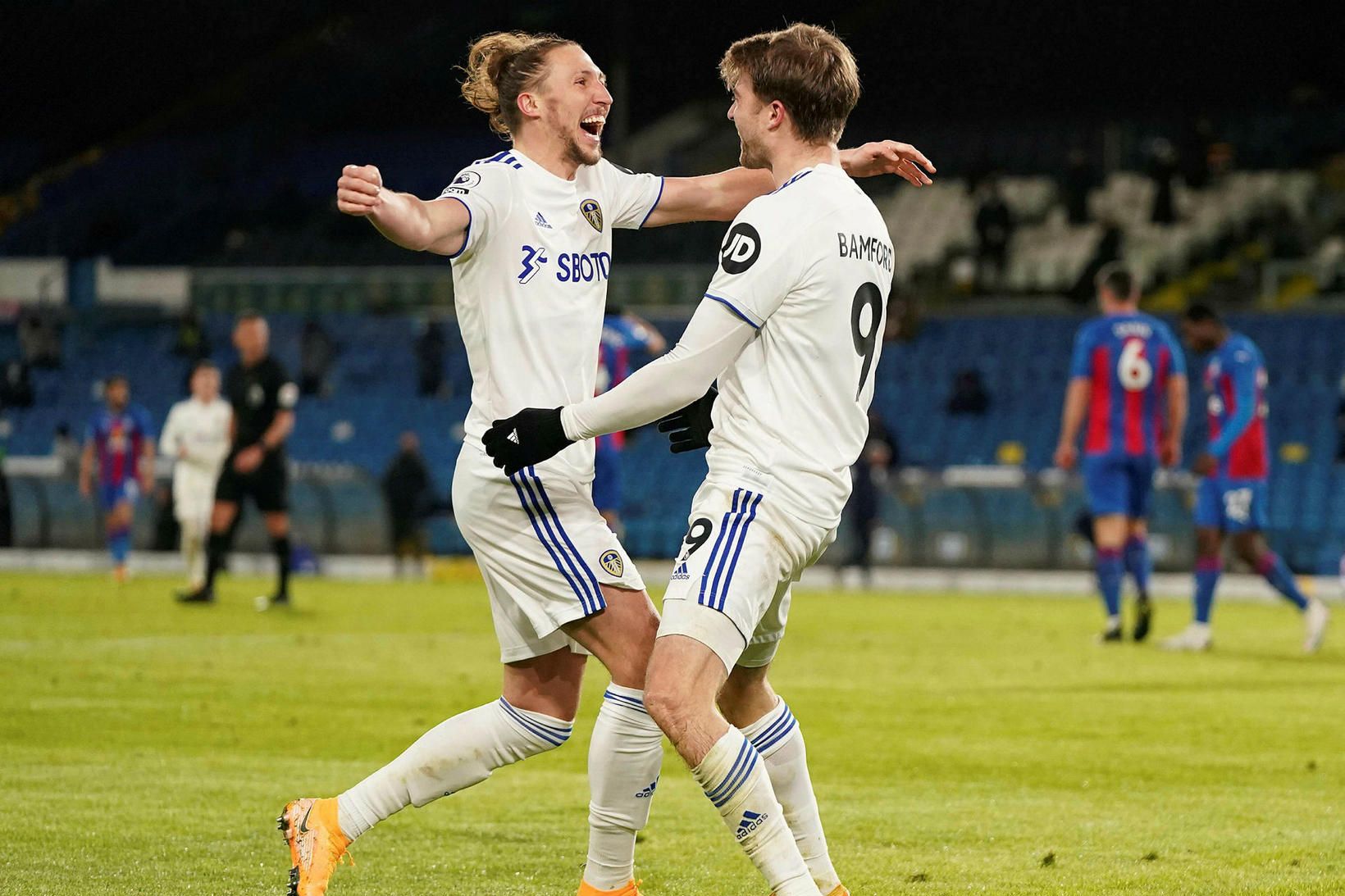 Luke Ayling og Patrick Bamford fagna eftir að Bamford kom …