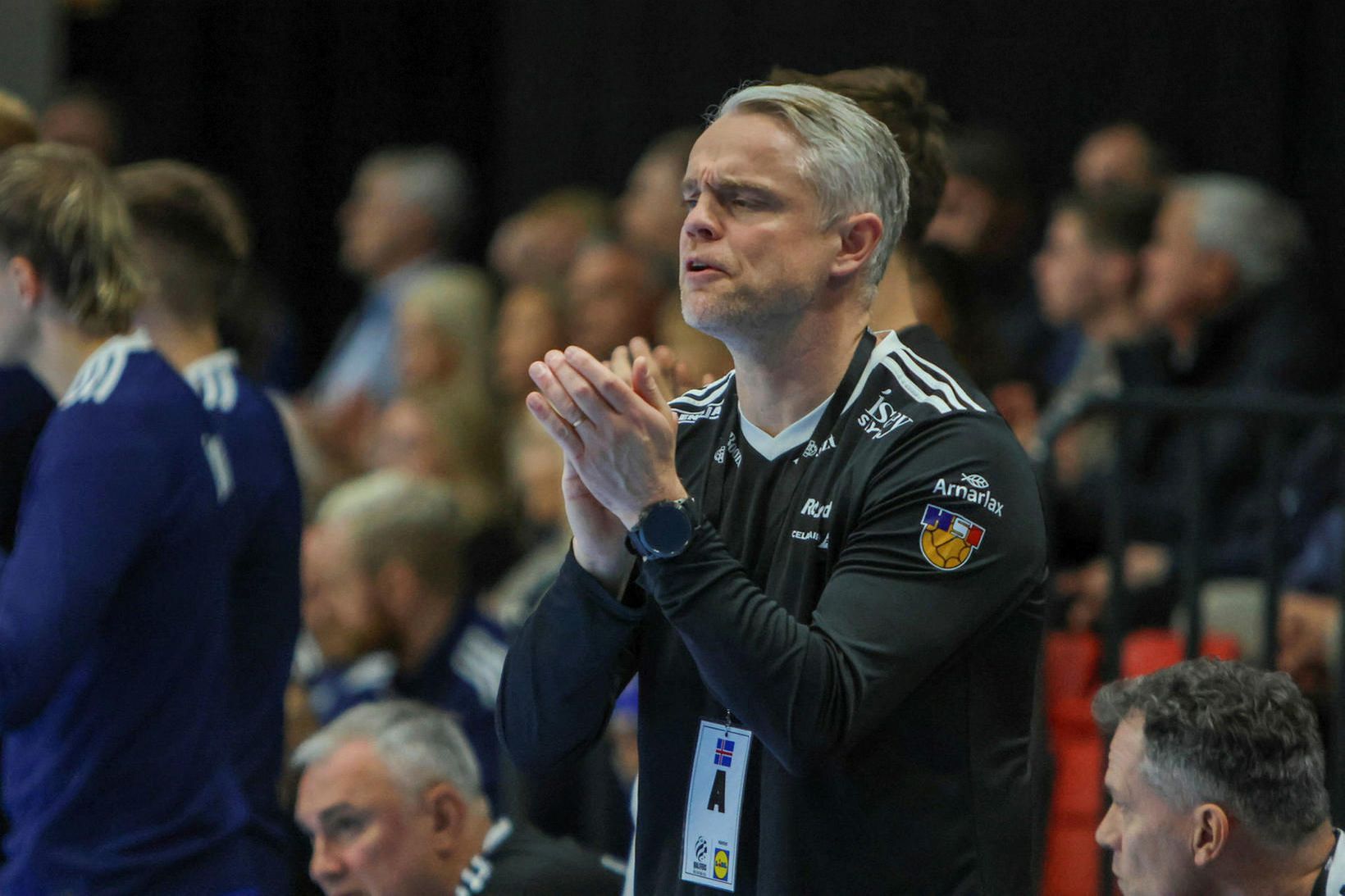 Snorri Steinn Guðjónsson fylgist með á hliðarlínunni í Laugardalshöllinni í …