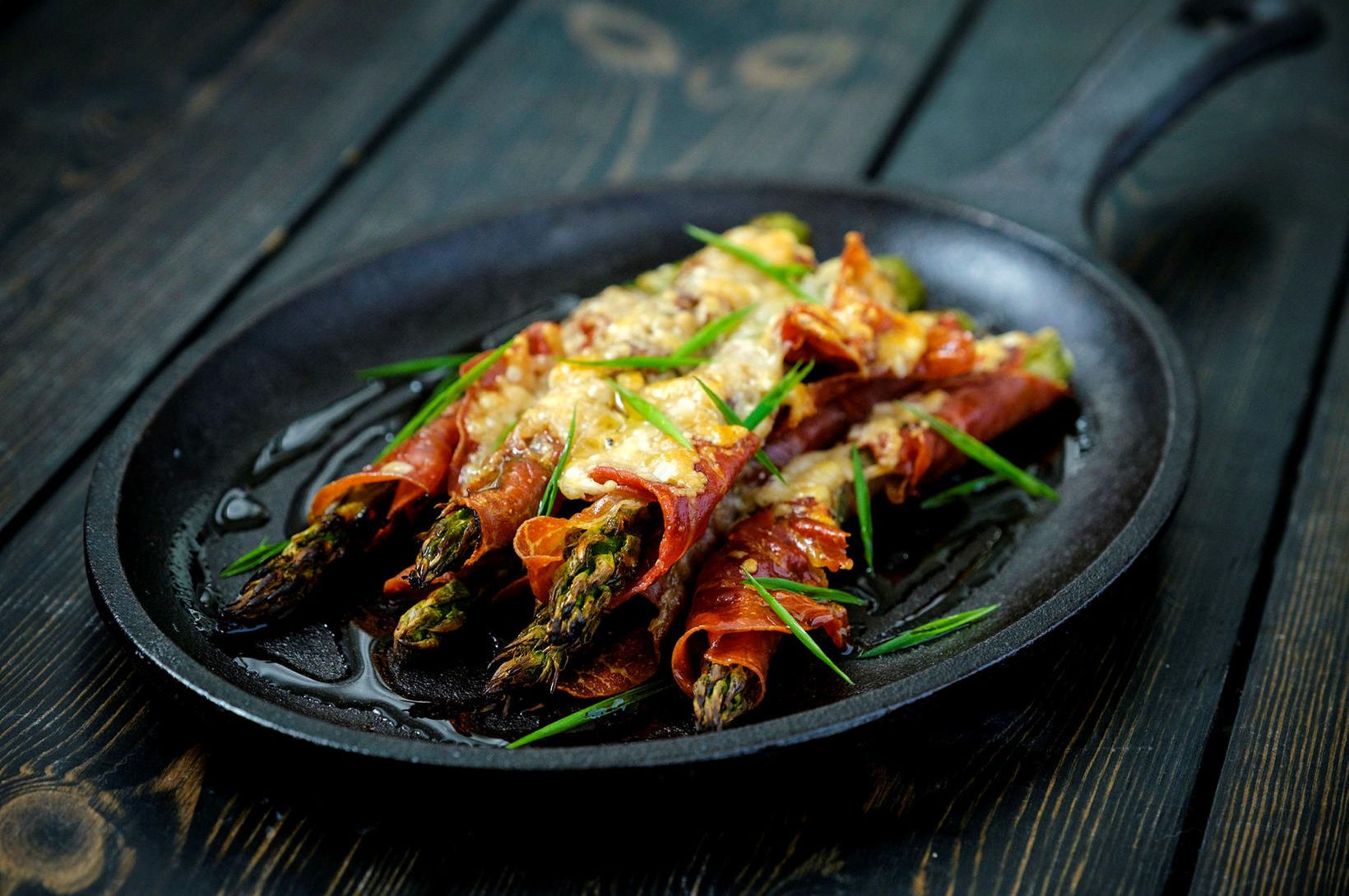 Grillaður aspas með hráskinku og parmesan