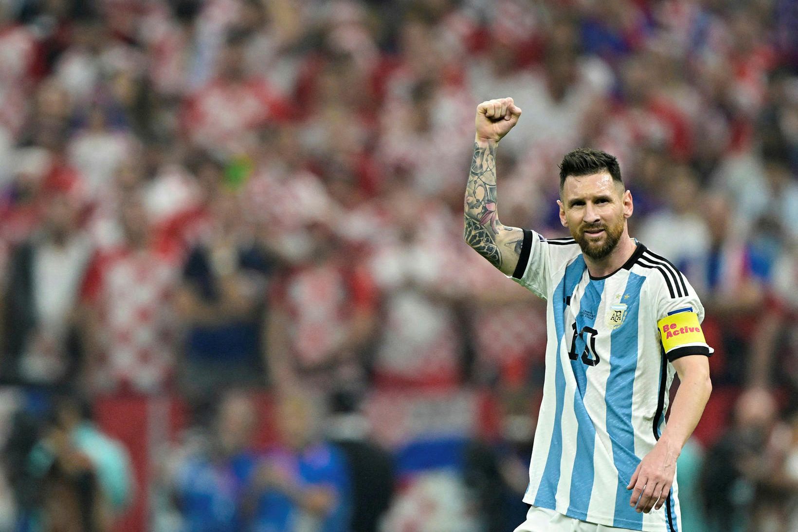 Lionel Messi fagnar sigri Argentínu gegn Króatíu í gærkvöldi.