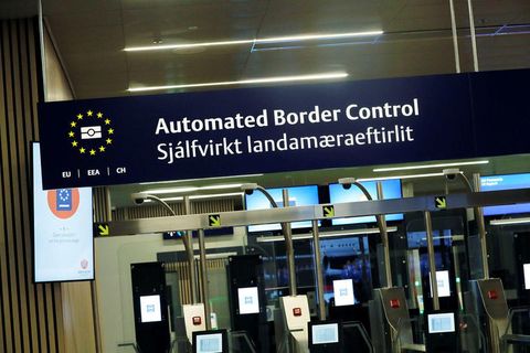 Aðrar framkvæmdir á Keflavíkurflugvelli eru framar í forgangsröðinni en að íslenskan sé fremst á skiltum …