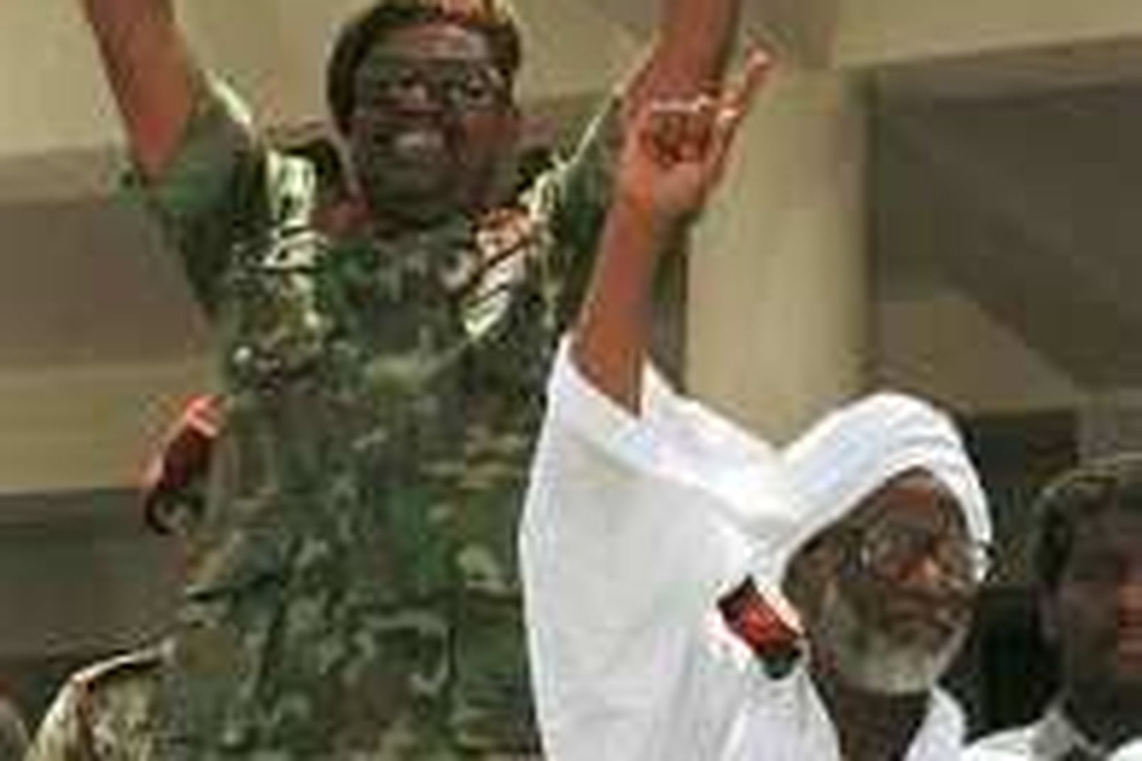 Omar al-Bashir (t.v.)einræðisherra í Súdan trónir á toppi listans annað …