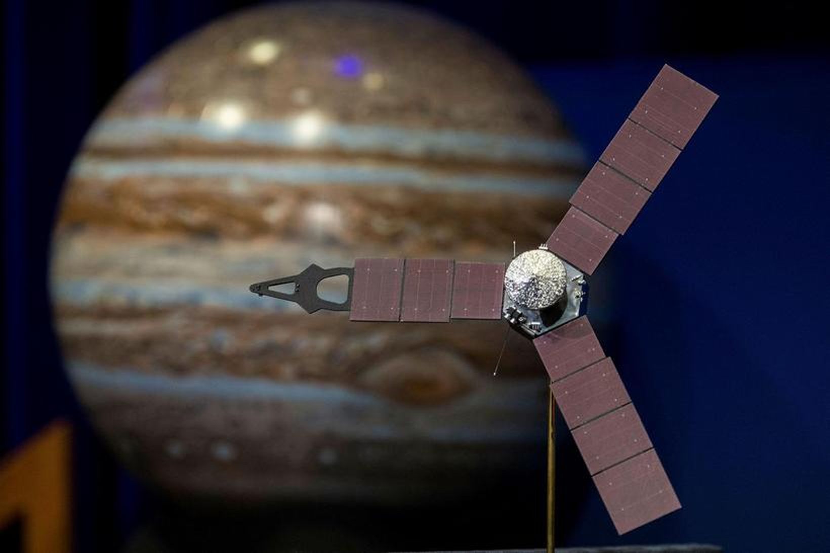 Þessi mynd frá NASA sýnir líkan geimfarsins Juno.