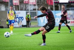 Karl Friðleifur Gunnarsson skorar 2.000. markið í sögu Víkings í deildakeppninni.