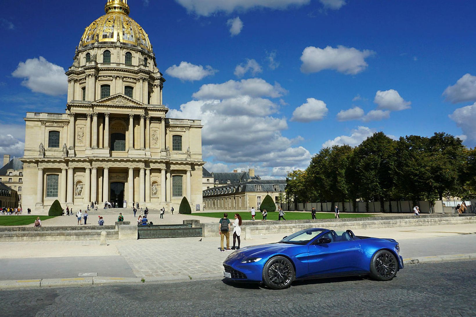 Aston Martin Vantage Roadster er einmitt rétti bíllinn fyrir borg …