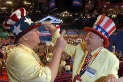 Tveir þingfulltrúar bera saman hatta sína í Madison Square Garden í dag.