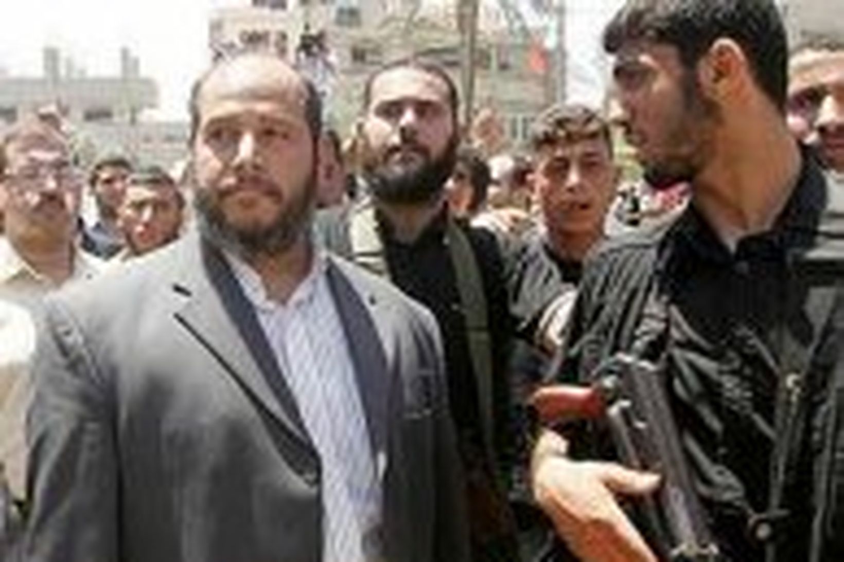 Khalil al Hayya, þingmaður Hamas samtakanna, fylgir sjö ættingjum sínum …