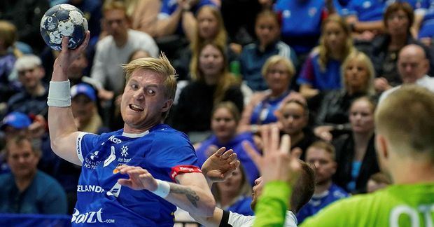 Elvar Ásgeirsson í leik með íslenska landsliðinu.