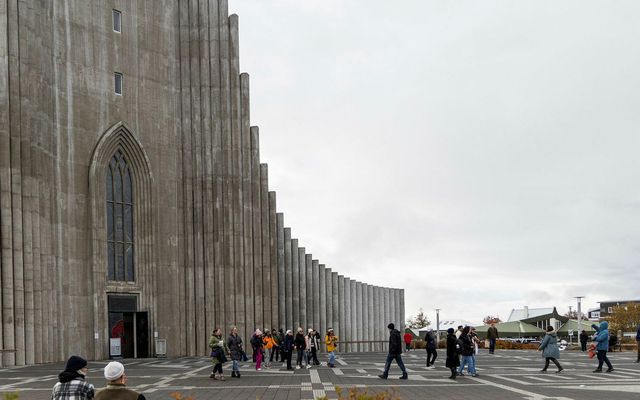 Ferðamenn við Hallgrímskirkju.