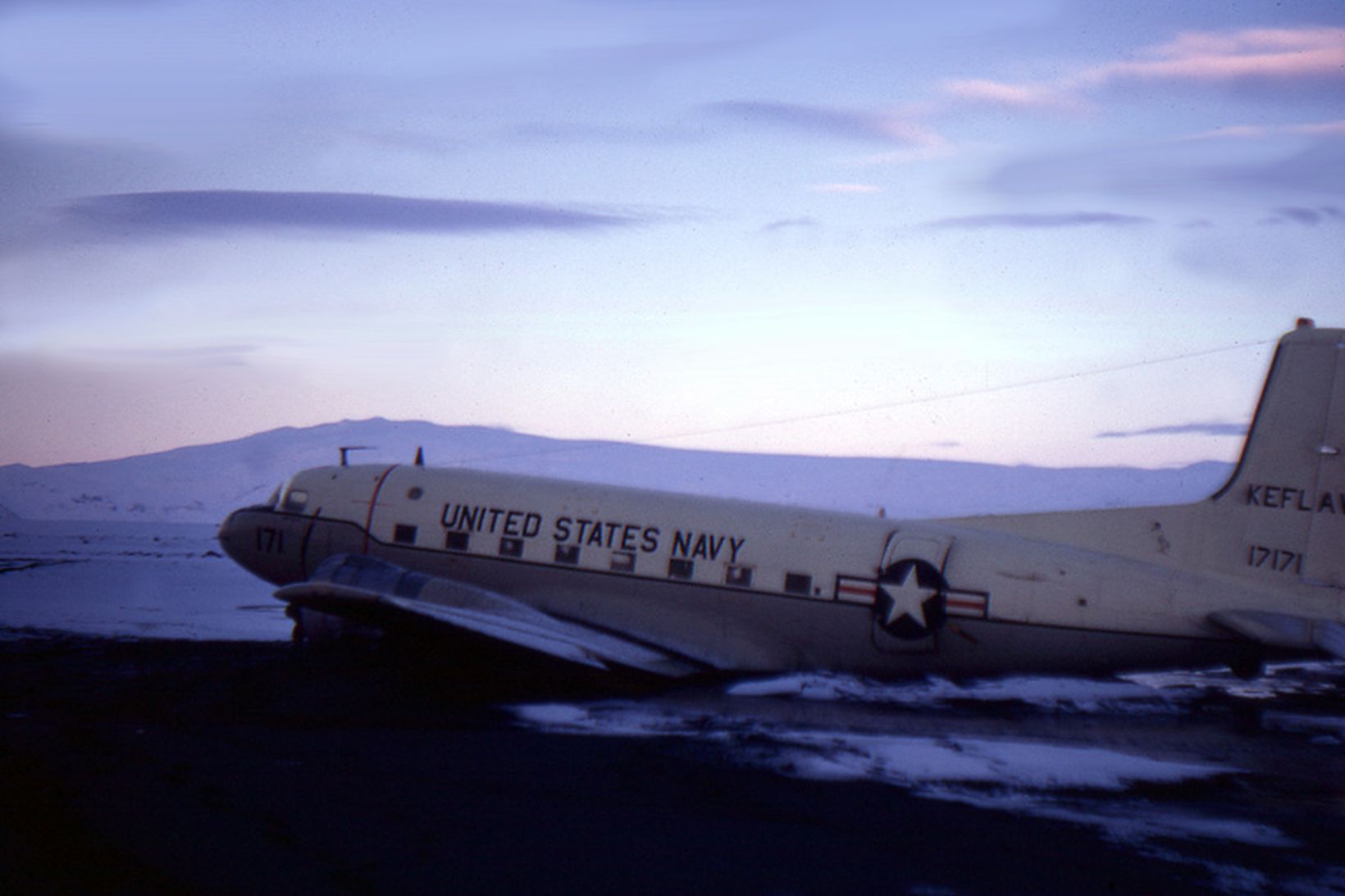 C-117 herflugvélin á Sólheimasandi áður en öll verðmæti úr henni …