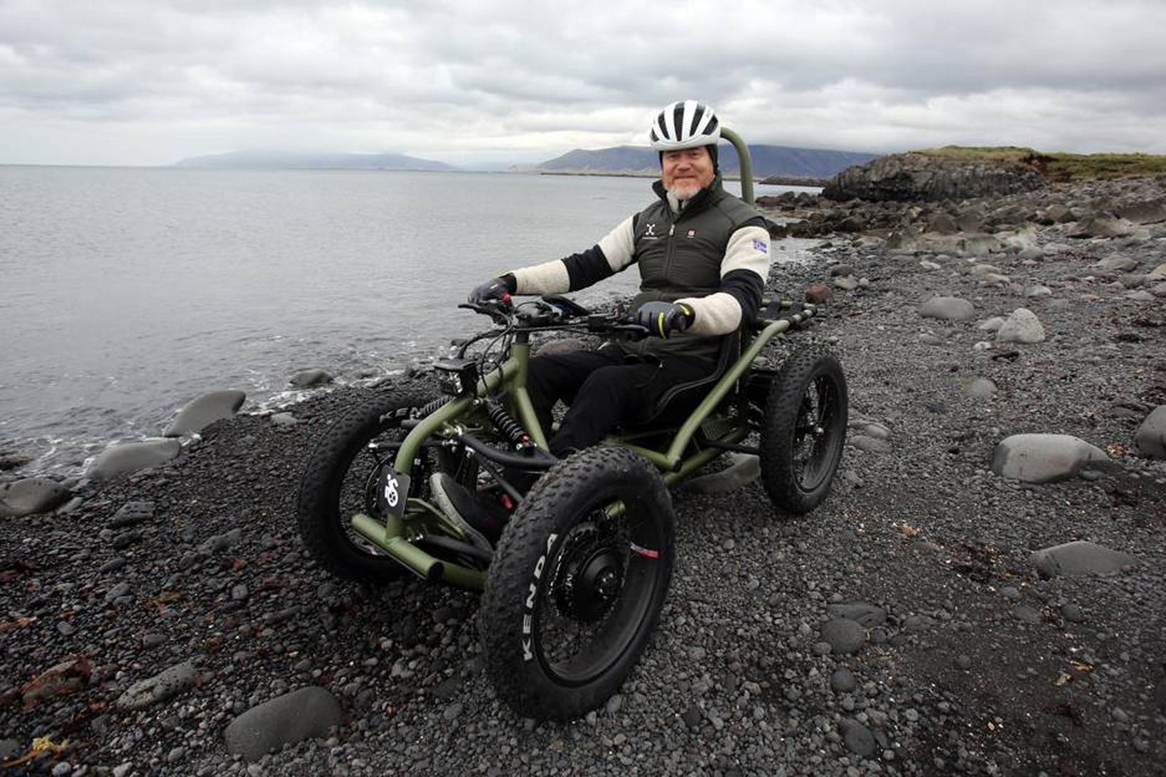 Jón Gunnar fer léttilega á hjólinu niður í fjöru, sem …