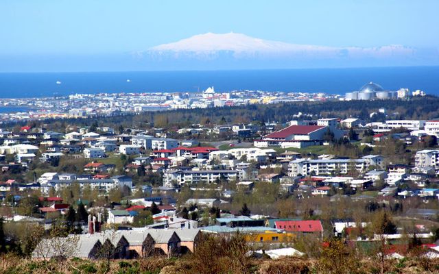 Ísland er töluvert neðar en samaburðarþjóðirnar á listanum þegar kemur að aðgengi að húsnæði á …