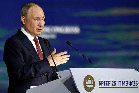 Vladimír Pútín flytur ávarp á alþjóðlegu fjögurra daga efnhagsráðstefnunni SPIEF í Pétursborg sem lýkur á …
