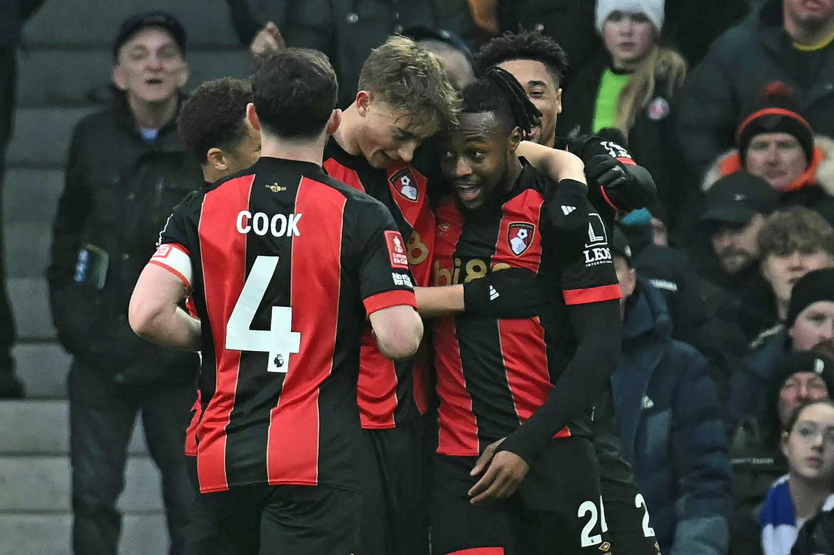 Liðsmenn Bournemouth fagna marki Antoine Semenyo.