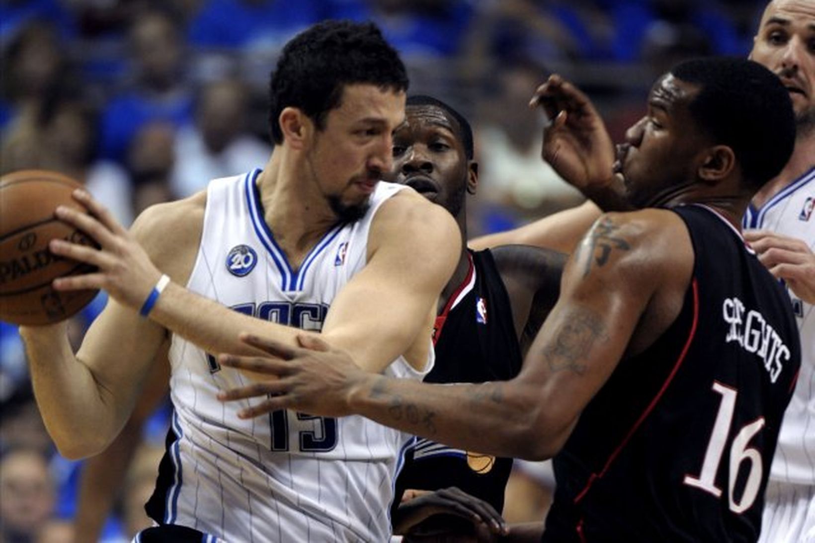 Hedo Turkoglu framherji Orlando reynir að brjótast að körfu 76ers …