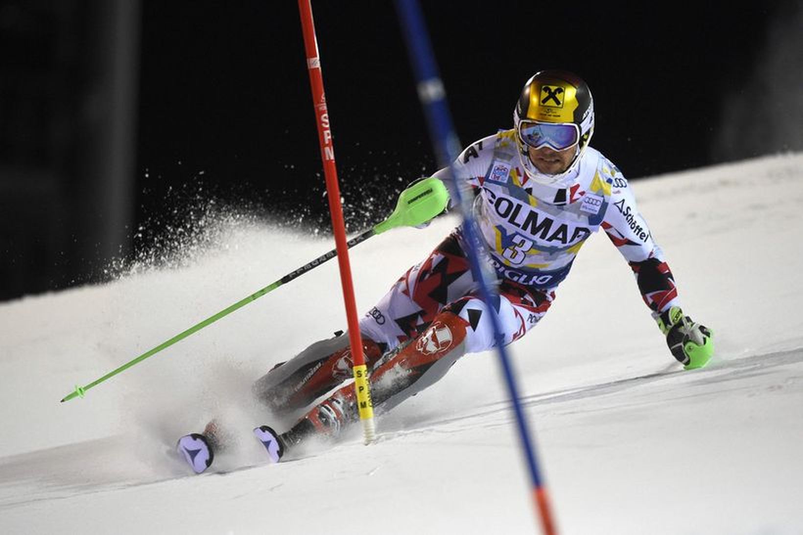 Marcel Hirscher í svigkeppninni á Ítalíu í kvöld þar sem …