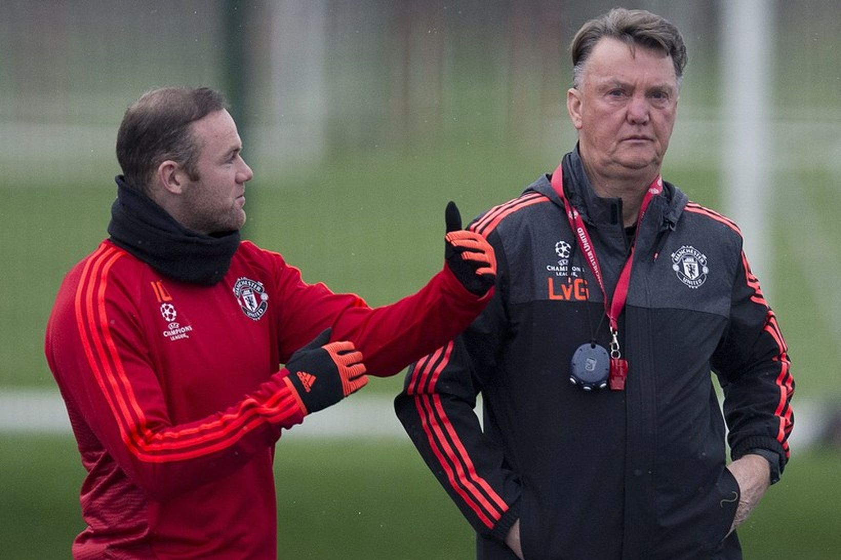 Fyrirliðinn Wayne Rooney og knattspyrnustjórinn Louis van Gaal fara yfir …