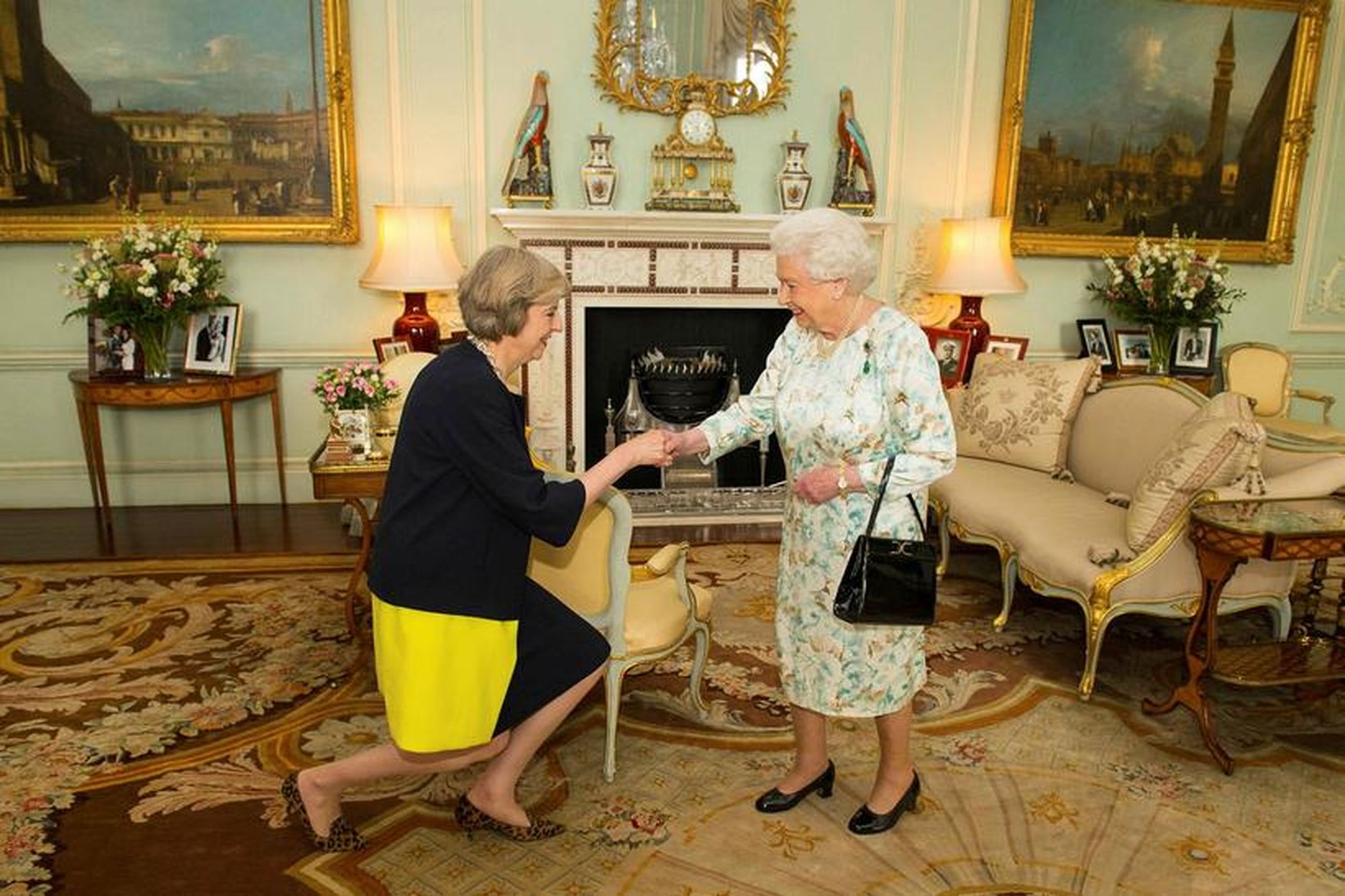 Theresa May hneigir sig fyrir drottningunni.