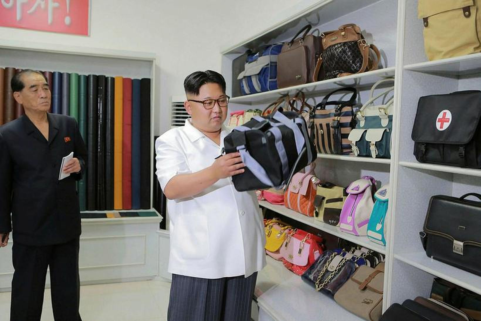 Kim Jong-un skoðar tösku, sem gæti verið tilvalin fyrir smygl.
