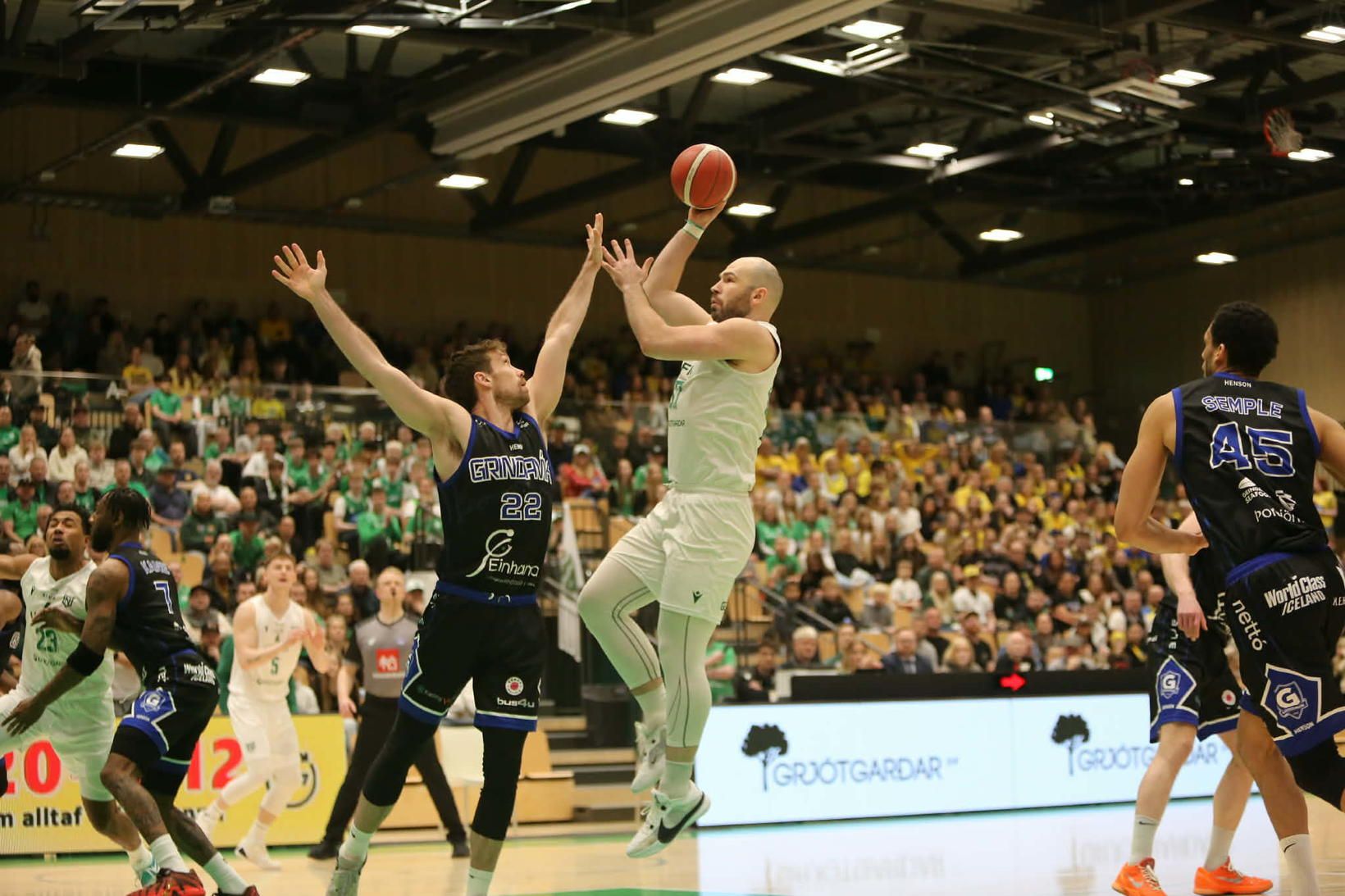 Njarðvík - Grindavík, staðan er 56:53