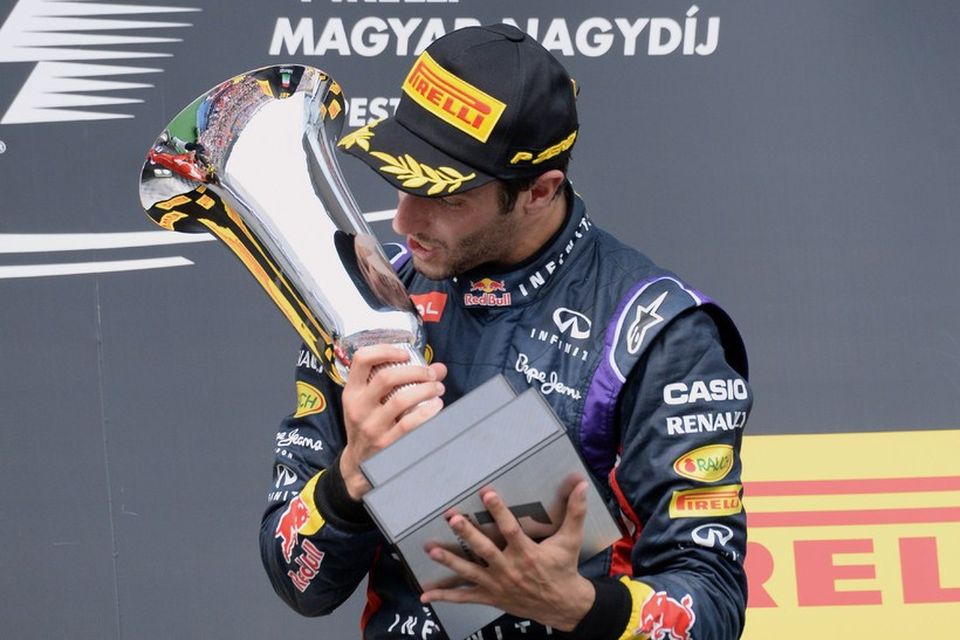 Ricciardo kyssir sigurverðlaunin í Búdapest.