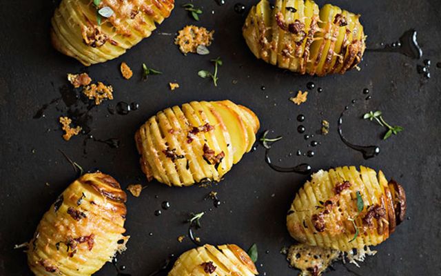 Hasselback-kartöflur með beikoni og bræddum parmesan-osti.