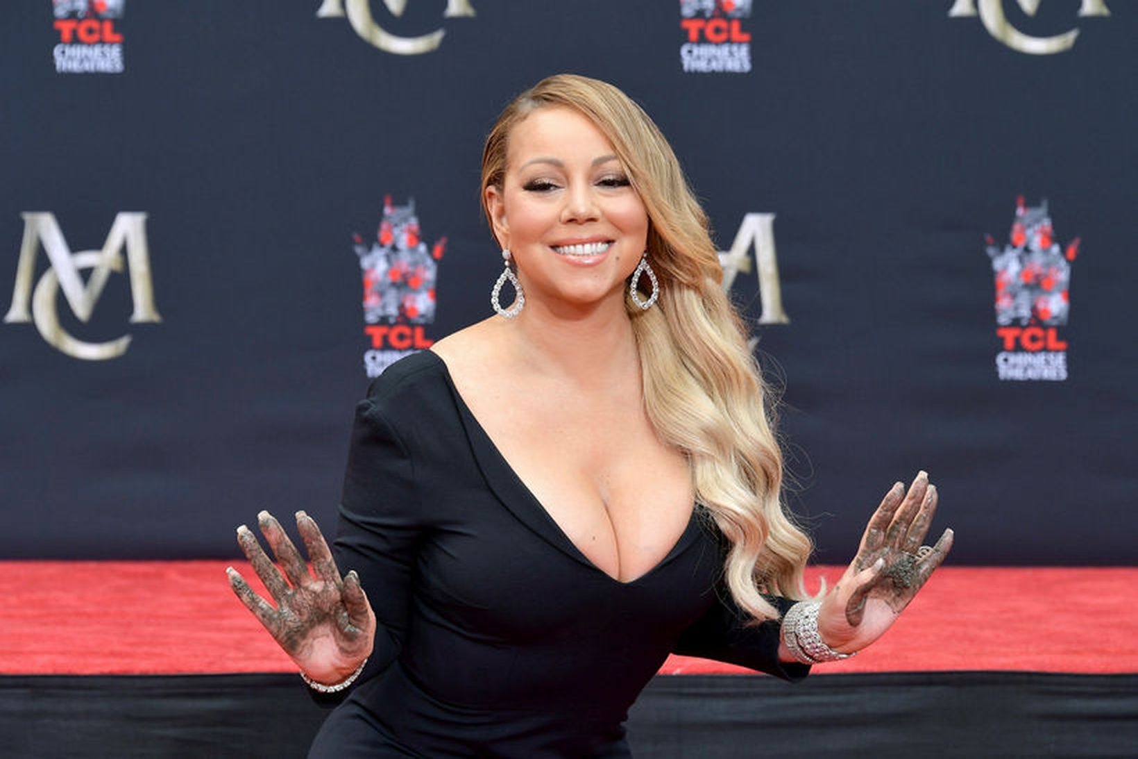 Mariah Carey skellti sér í sjóinn í tilefni afmælisins.