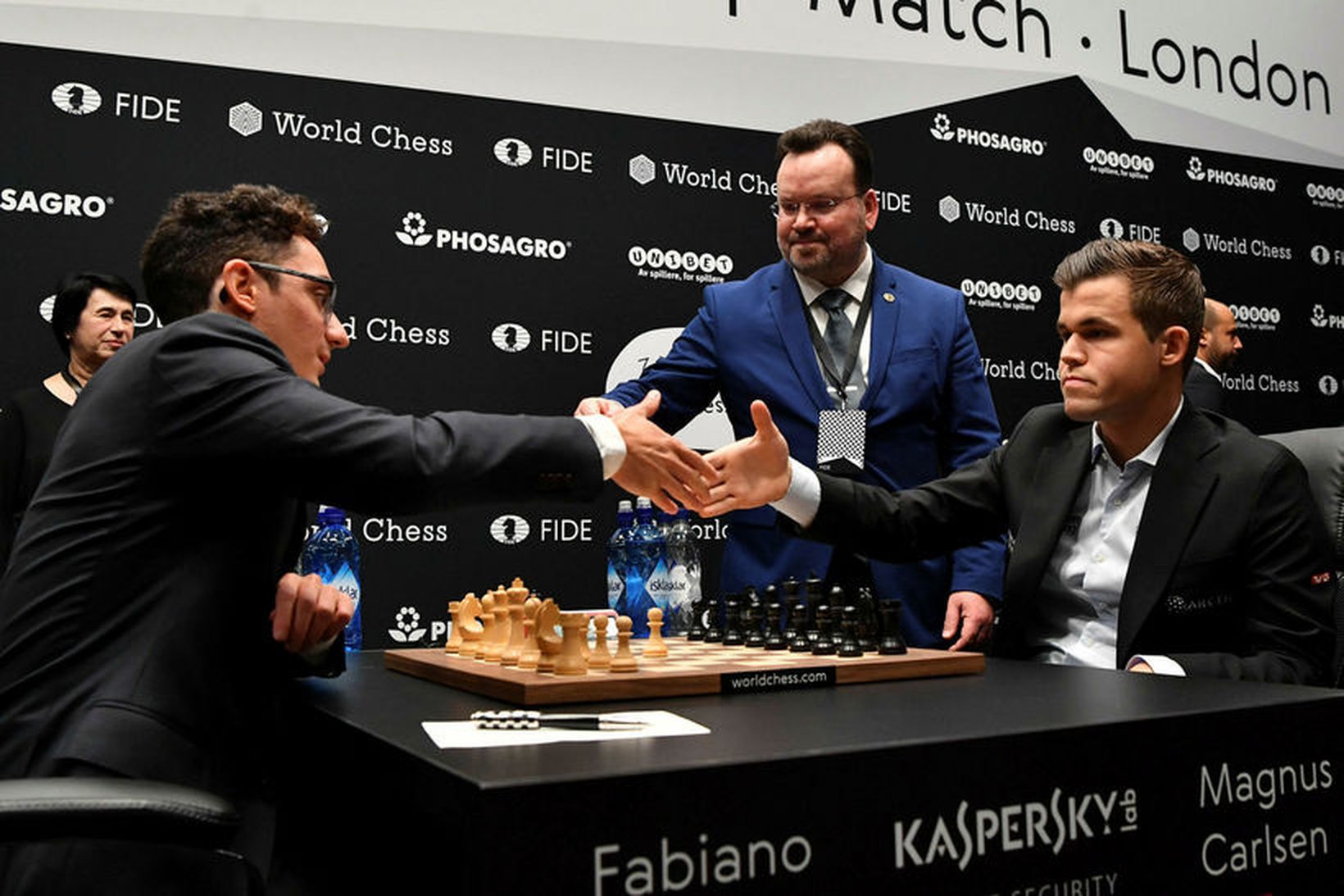 Magnus Carlsen (til hægri ) og Fabiano Caruana.