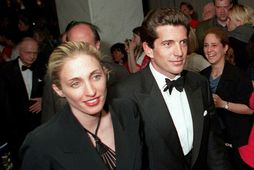 &#8203;Carolyn Bessette-Kennedy og John F. Kennedy yngri þóttu með glæsilegri hjónum.