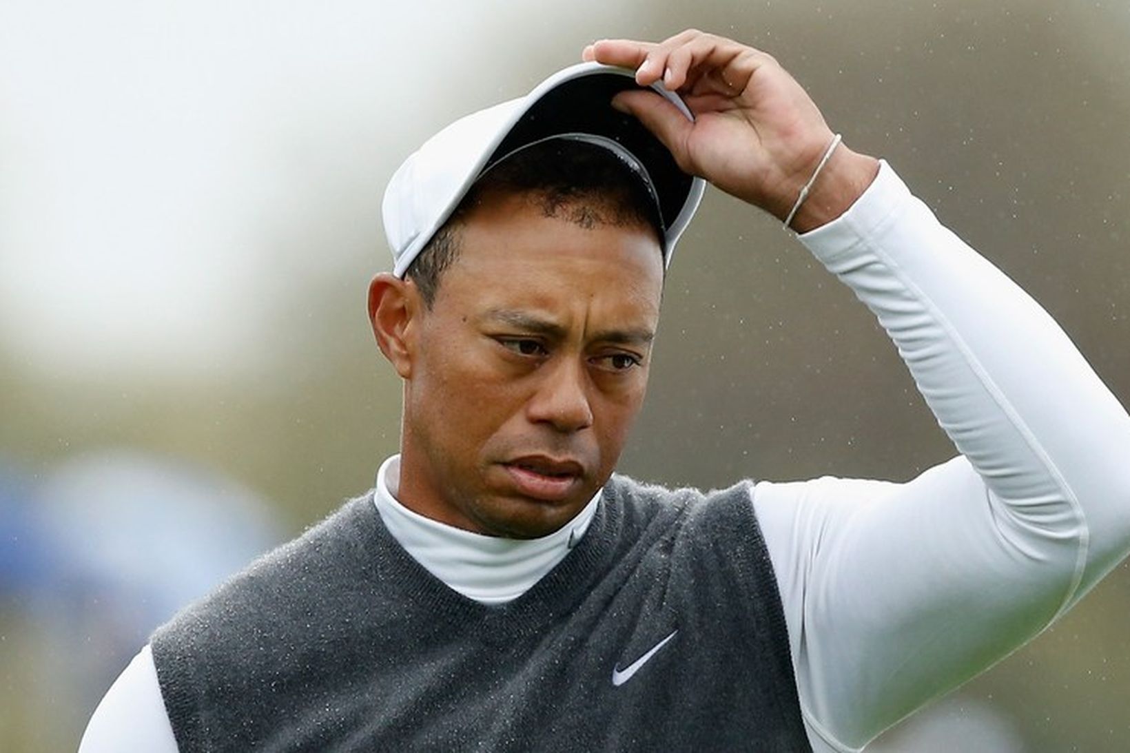 Tiger Woods var áhyggjufullur á svip á öðrum hring mótsins.