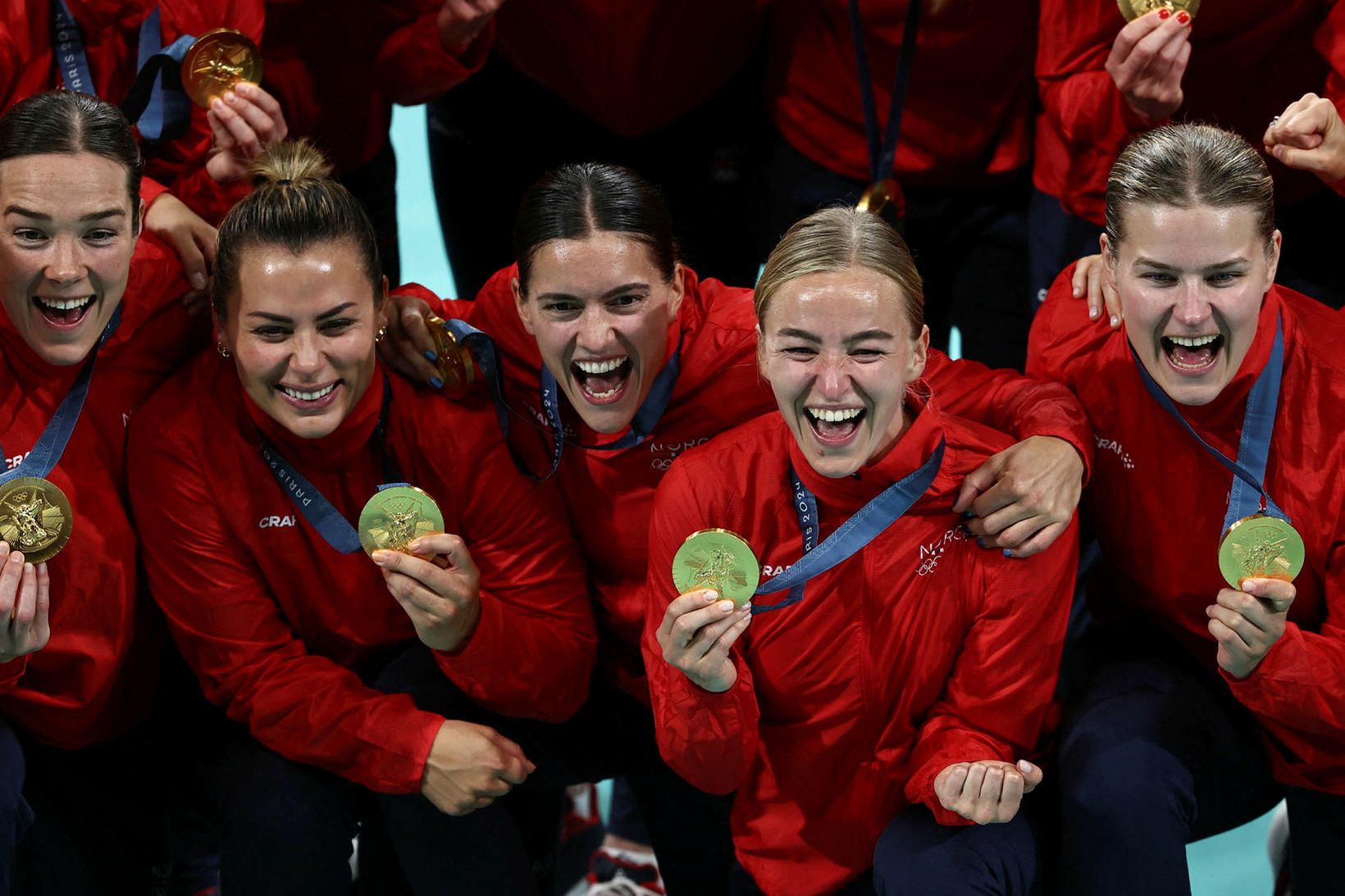 Stine Bredal Oftedal, önnur frá hægri, með ólympíugullið.