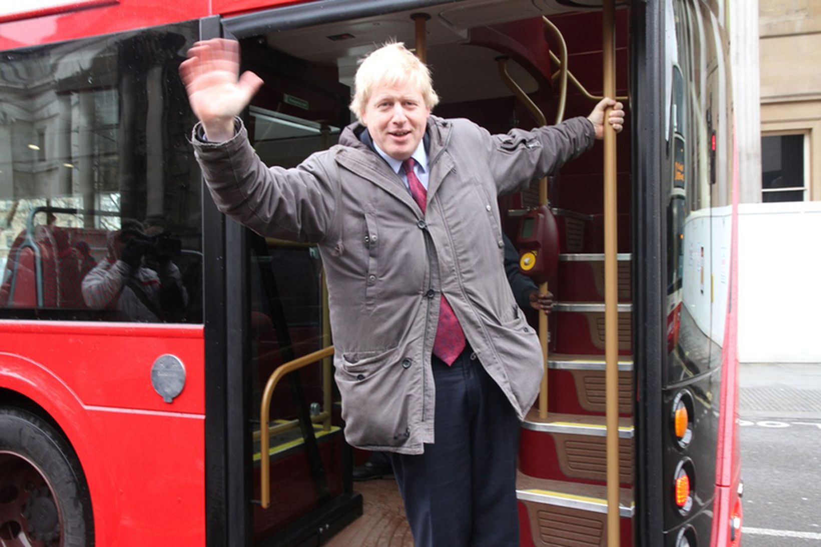 Boris Johnson, borgarstjóri London, fær sér far með strætó – …