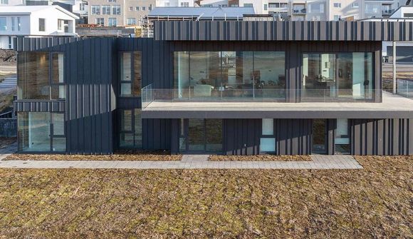 Eiginkona rafrettukóngs keypti skrauthýsi á undirverði