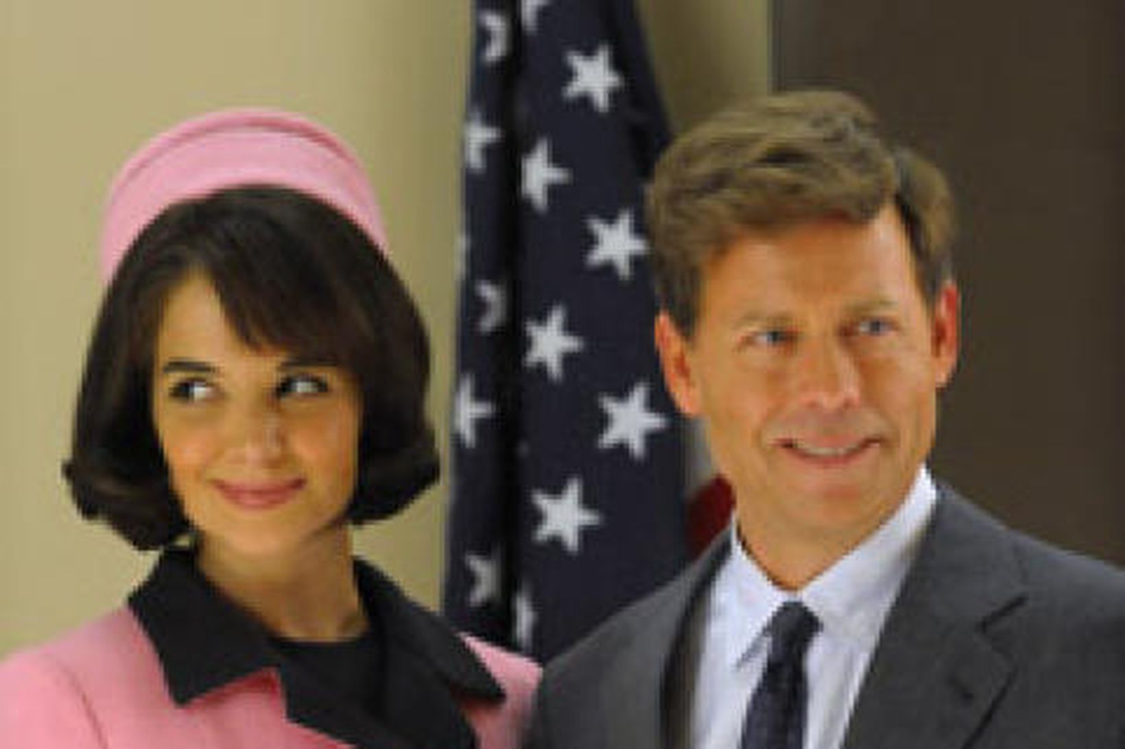 Greg Kinnear leikur John F. Kennedy og Katie Holmes leikur …